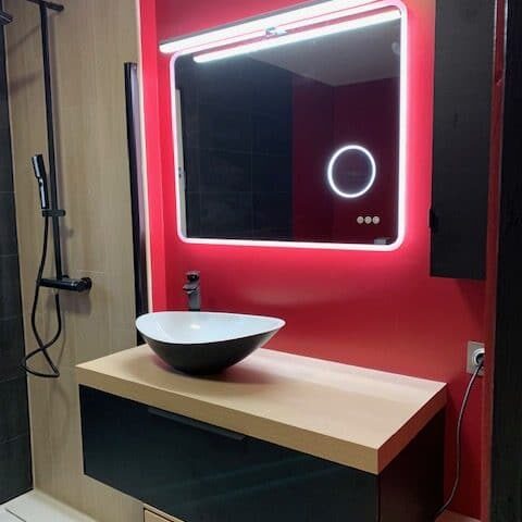 Salle de bain contemporaine réalisée par Plomberie Fernandes